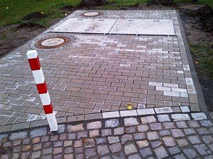 Kolksteige - Oberfläche des fertigen Entlastungsbauwerks mit Einstiegsöffnungen und Montageklappe
