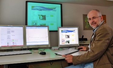 Ralf Bücker, Betriebsleiter beim Abwasserbetrieb, erläutert die neuen Funktionen im Internet